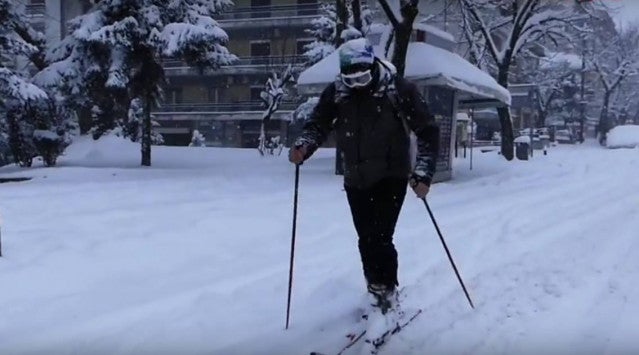 Κάνει σκι μέσα στην πόλη των Ιωαννίνων και γίνεται viral (βίντεο)